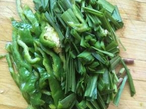 青椒切丝，韭菜切段。