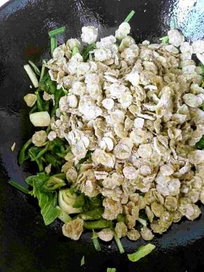 油锅七分热倒入青椒韭菜翻炒，加入榆钱翻炒变色加入盐调味关火。