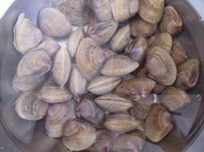 花甲先用清水冲洗干净，去掉泥沙