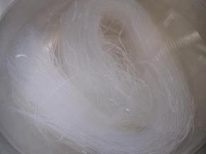 绿豆粉丝加温水泡软，用厨房剪刀剪一下，使粉丝不要太长