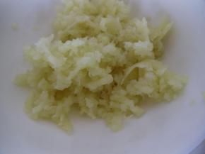 蒜剥干净之后用压蒜器压成蒜蓉，最好使用压蒜器，如果没有可以用刀背拍一下大蒜切成蒜末，在蒜蓉中滴两滴香油锁住蒜香。