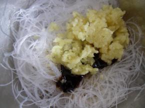 粉丝中加入少量盐、酱油和蚝油，和蒜泥一起搅拌均匀