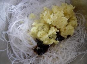 粉丝中加入少量盐、酱油和蚝油，和蒜泥一起搅拌均匀