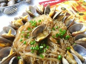烤制完成后取出烤盘就可以摆盘了，上面撒上香葱末点缀一下即可