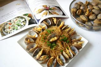 这个蒜蓉花甲粉丝做起来非常简单，简单的烹饪方法往往可以留住食物原始的味道，用这个菜招待客人，非常合适呢！