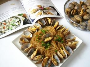 这个蒜蓉花甲粉丝做起来非常简单，简单的烹饪方法往往可以留住食物原始的味道，用这个菜招待客人，非常合适呢！