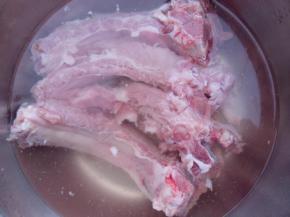 先将肋排切成条装，然后在水中泡一个小时，泡出血水，中间要换一次水。之后将水分沥干并用厨房纸将肋排表面的水吸干。