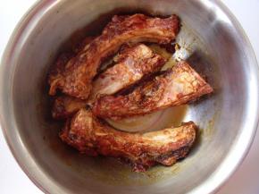 然后加入少量盐、料酒、老抽将肋排按摩一下，之后再加入一包照烧酱再继续按摩下，这样可以让排骨更好的入味，这样腌制12个小时