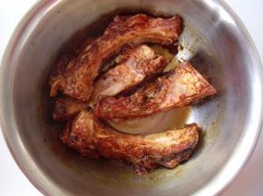 然后加入少量盐、料酒、老抽将肋排按摩一下，之后再加入一包照烧酱再继续按摩下，这样可以让排骨更好的入味，这样腌制12个小时