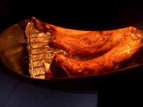 中间的透视窗可以时事观察排骨的状态，程序结束后，将排骨翻面，再继续210度加热15分钟