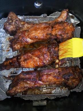 为了使口感更浓郁，出锅之前我们再刷上一层照烧酱，然后撒上一层芝麻就可以了