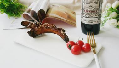 空气炸锅将油脂逼出后，可以大快朵颐的吃肉，不用担心长胖了