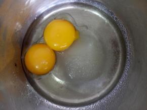 将鸡蛋的蛋清蛋黄分离，蛋黄中加入40克玉米油和20克糖粉搅拌均匀