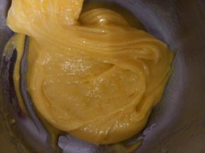 筛入40克低筋粉搅拌成均匀的蛋黄糊