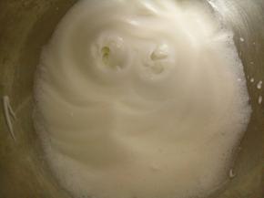 蛋白要放入无水无油的打蛋盆中，加入20克糖粉打发至湿性发泡即可