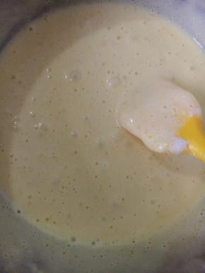 将打发的蛋清加入蛋黄糊中，按照一个方向搅拌均匀