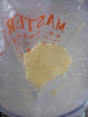 将面糊倒入裱花袋中，裱花袋剪小口，在不沾烤盘中挤成大小均匀的圆形