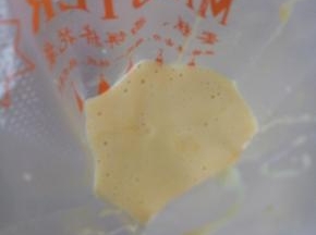 将面糊倒入裱花袋中，裱花袋剪小口，在不沾烤盘中挤成大小均匀的圆形