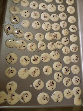 在上面撒上黑白芝麻 放入烤箱中层