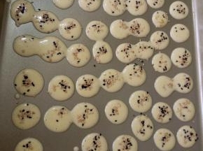 在上面撒上黑白芝麻 放入烤箱中层