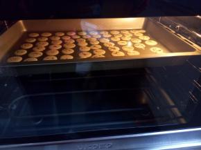 180度烤8分钟，烤的时候不要走开，注意观察，上色就可以停了，停了之后就赶紧取出来否则容易烤糊