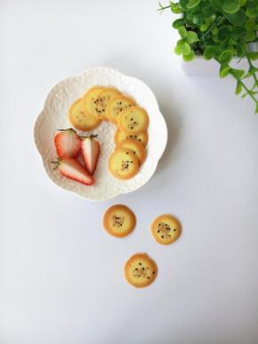 这个大小小宝宝一口一个，好吃又方便，而且芝麻味道很香呢