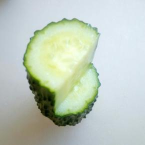 取一段，从黄瓜的侧面竖切一刀到中断