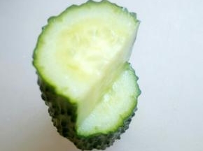 取一段，从黄瓜的侧面竖切一刀到中断