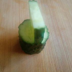 换个面用相同的办法切到中断(中间是桶的提手，留下的宽窄可随意)