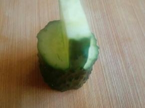 换个面用相同的办法切到中断(中间是桶的提手，留下的宽窄可随意)