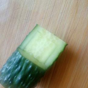 如图中间挖空，抠出黄瓜桶的提手