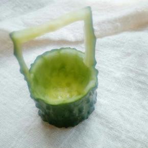 用勺子把黄瓜中间挖空，注意不要挖漏