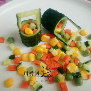 豌豆、玉米、胡萝卜丁，黄瓜丁，入水煮熟，就可以装盘吃了(也可以入锅炒，我是孩子吃尽量少油，所以煮的)