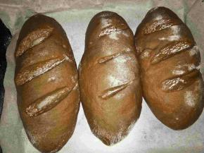 卷起，用锋利的刀割口，撒高粉，送入烤箱二发，至两倍大，