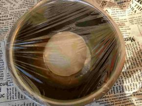 面团手揉至光滑，放室温发酵，