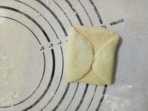 面团分10小份，擀开，从三分之一处对折，再擀开，