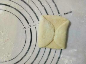 面团分10小份，擀开，从三分之一处对折，再擀开，