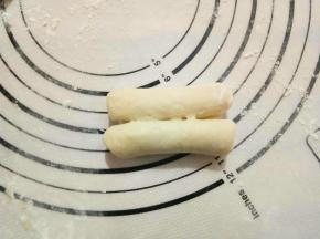 两端卷起，翻面，放入烤盘。