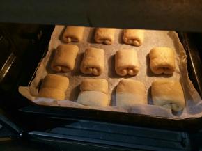 送入烤箱，二发，底部加一碗热水，