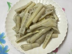 春笋去壳洗净，加入清水煮熟放入冷水中浸泡过夜，捞出切段备用。