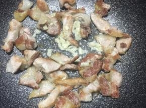 下入蒜末大火煸出香味。