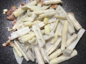 倒入春笋不停翻炒。