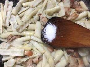 炒至水分微干，调入盐和鸡精翻炒均匀。