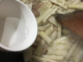 加入100ml清水。