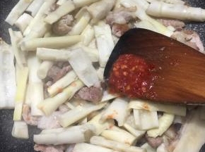 开盖加入辣椒酱翻炒至水分收干即可关火。