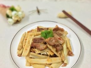 出锅装盘，上桌享用吧。