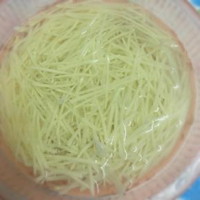 土豆去皮洗净，擦成丝，洗去淀粉。