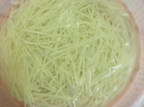 土豆去皮洗净，擦成丝，洗去淀粉。