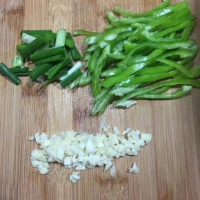 青椒切丝，香葱切段，蒜头切碎。