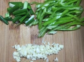 青椒切丝，香葱切段，蒜头切碎。